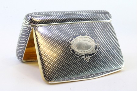 Caixa de rapé em prata nielada com cartela para monograma e interior dourado, aplicação para abertura.